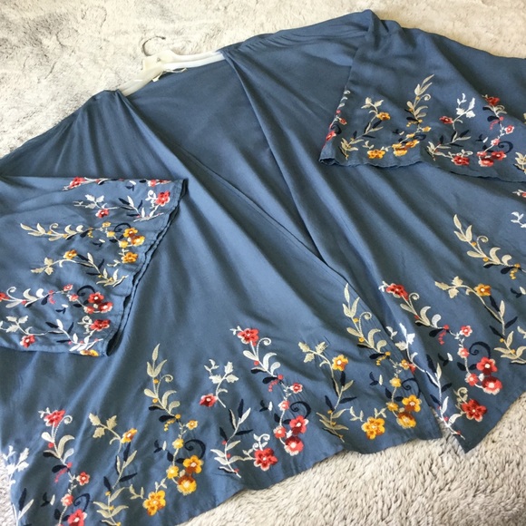 A Beautiful soul embroidered kimono/duster plus 2X - Picture 12 of 15